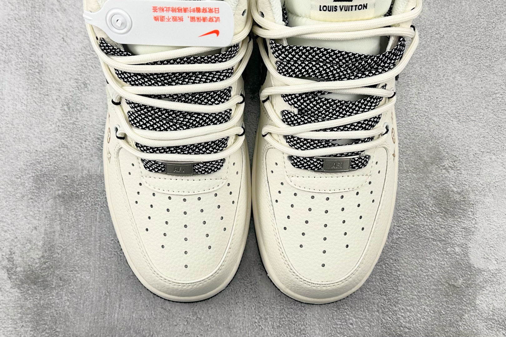 XC 
Nike Air Force 1'07 LV 联名 米白黑

货号：DM6868 061
尺码：