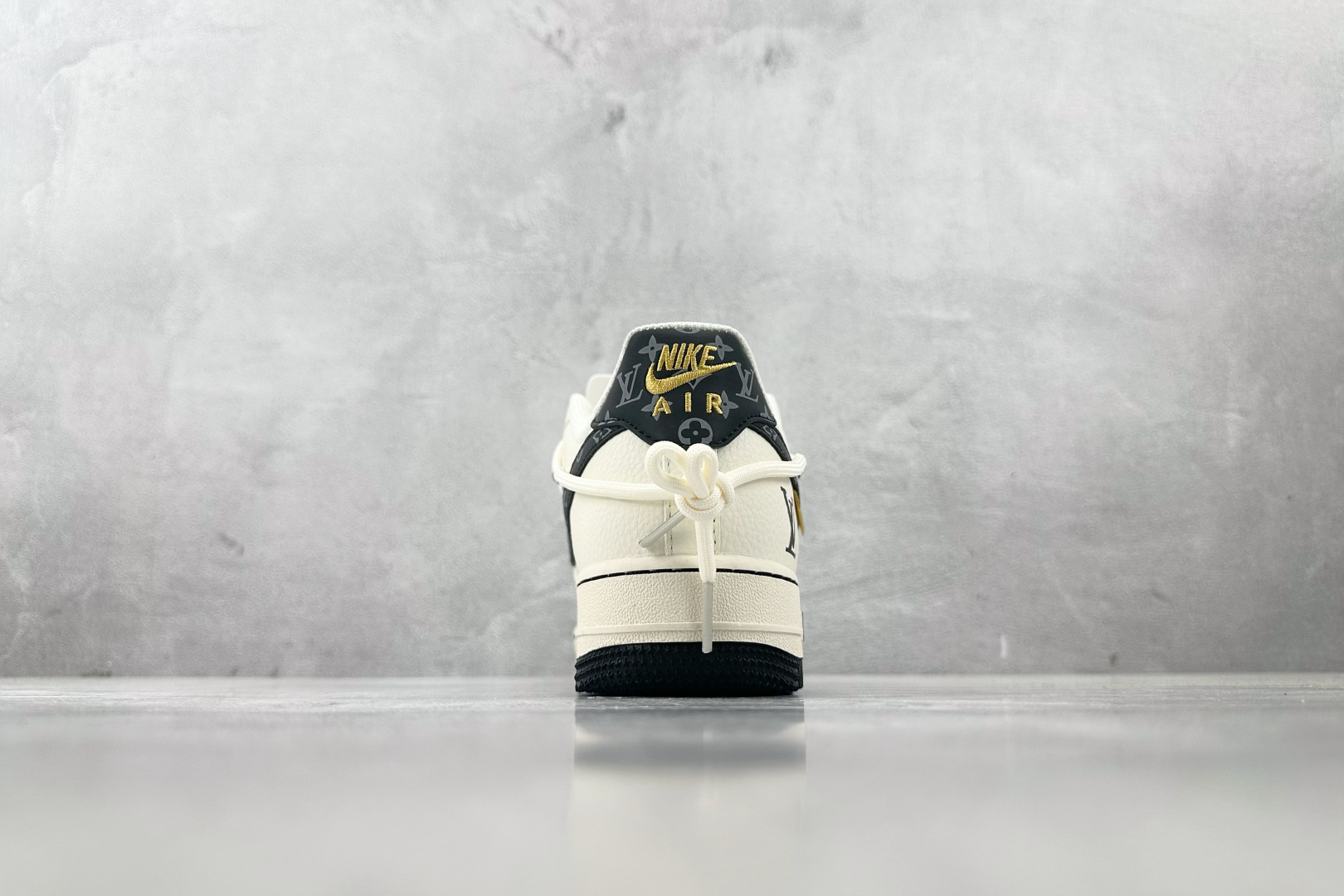 XC 
Nike Air Force 1'07 LV 联名 米白黑

货号：DM6868 061
尺码：