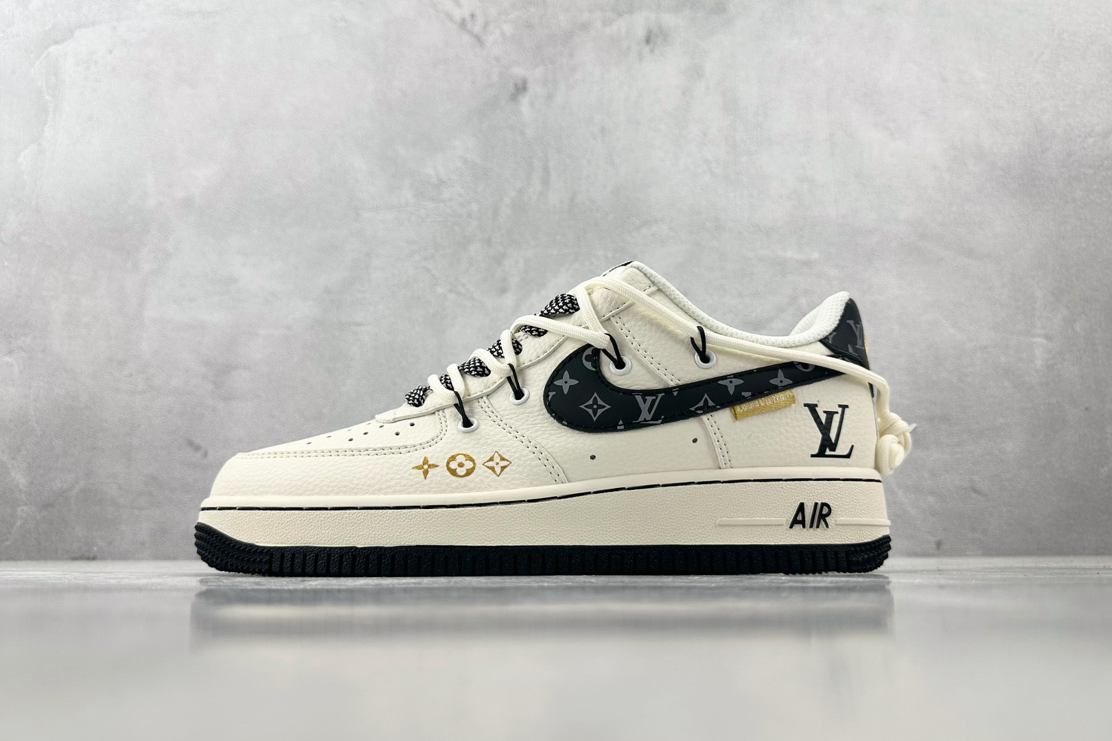 XC 
Nike Air Force 1'07 LV 联名 米白黑

货号：DM6868 061
尺码：
