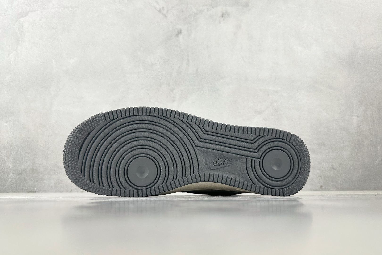 XC 
Nike Air Force 1'07 猿人头 联名 米白灰

货号：XS1958 570
尺码