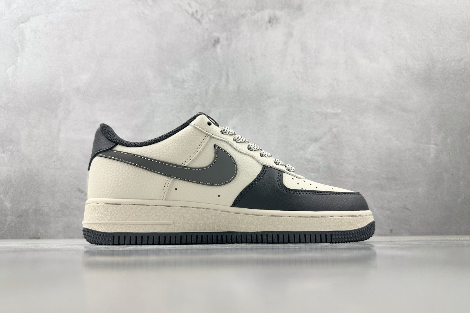XC 
Nike Air Force 1'07 猿人头 联名 米白灰

货号：XS1958 570
尺码