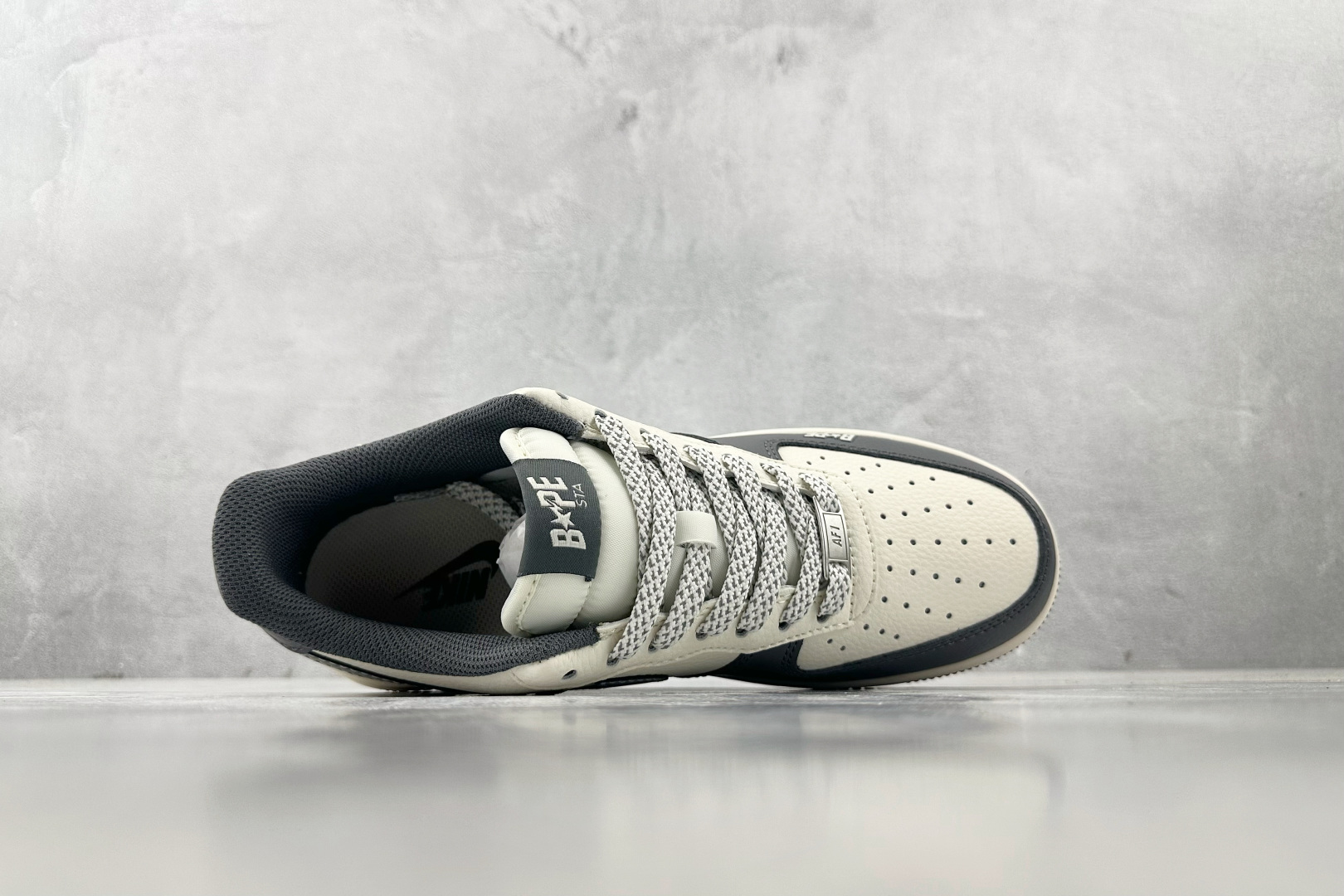 XC 
Nike Air Force 1'07 猿人头 联名 米白灰

货号：XS1958 570
尺码