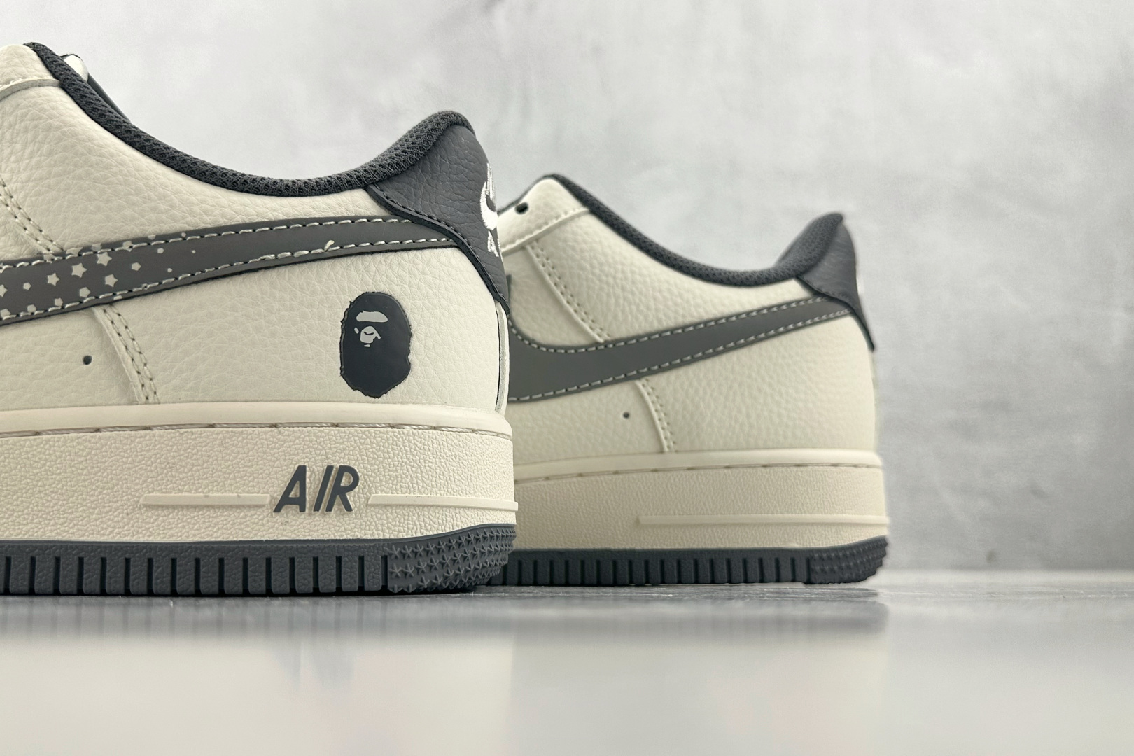 XC 
Nike Air Force 1'07 猿人头 联名 米白灰

货号：XS1958 570
尺码