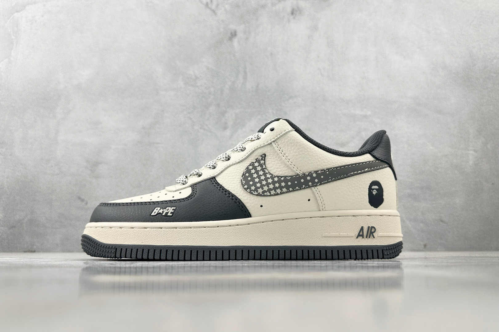 XC 
Nike Air Force 1'07 猿人头 联名 米白灰

货号：XS1958 570
尺码