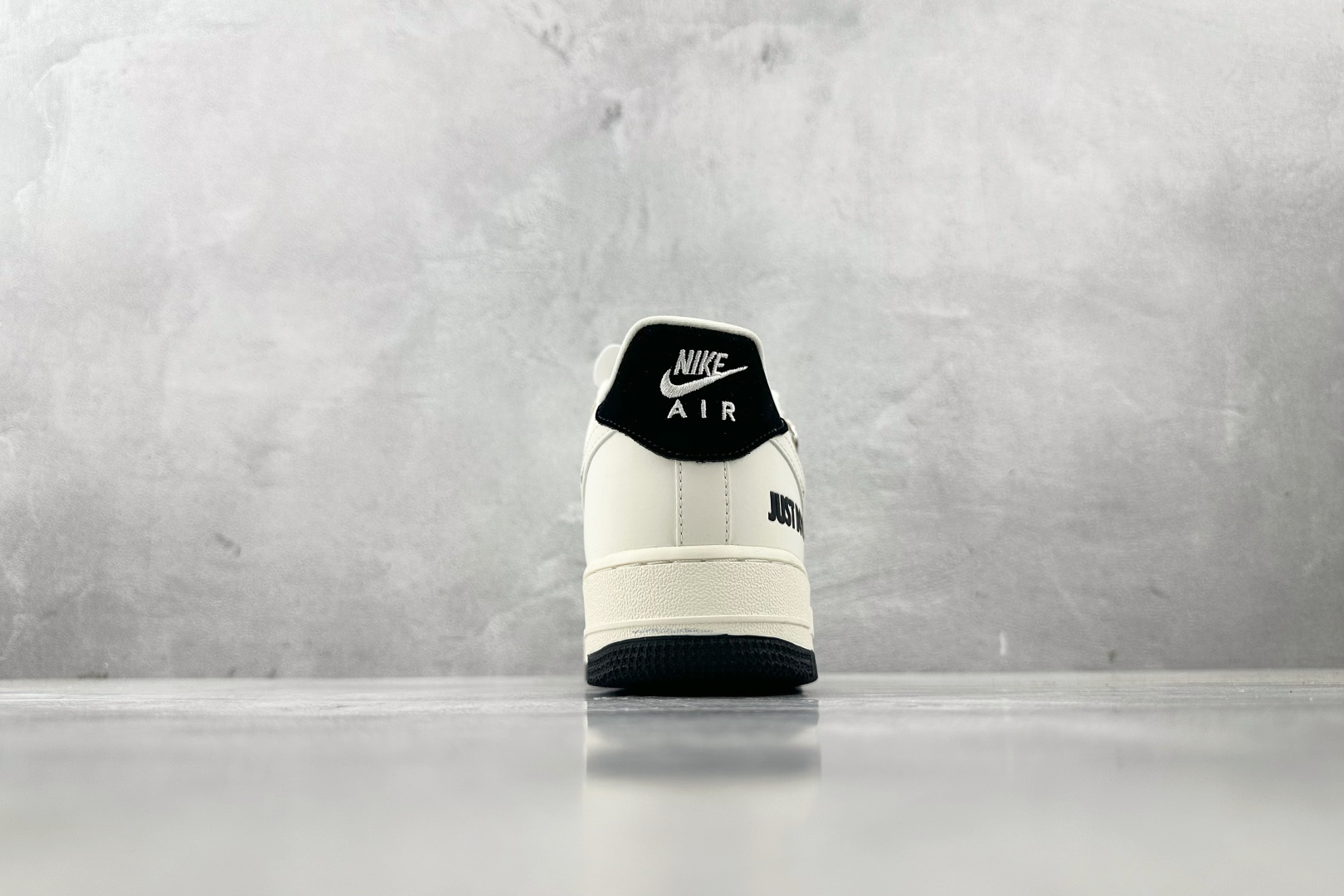 XC 
Nike Air Force 1'07 NIKE 联名 米白黑

货号：DF0188 054
尺