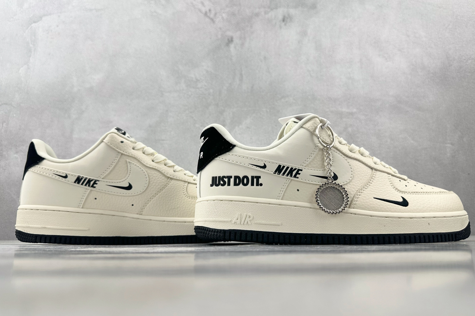 XC 
Nike Air Force 1'07 NIKE 联名 米白黑

货号：DF0188 054
尺