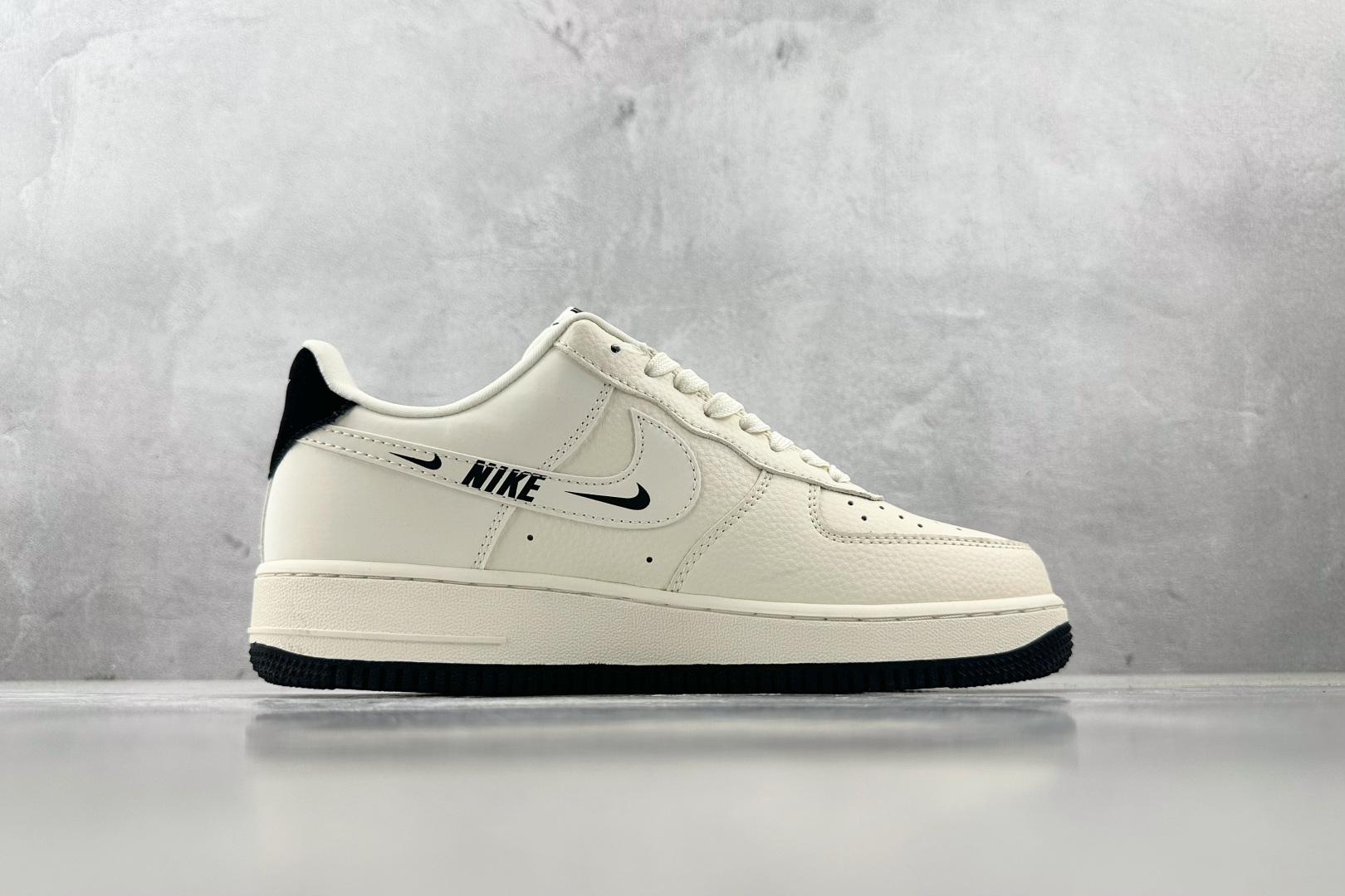 XC 
Nike Air Force 1'07 NIKE 联名 米白黑

货号：DF0188 054
尺