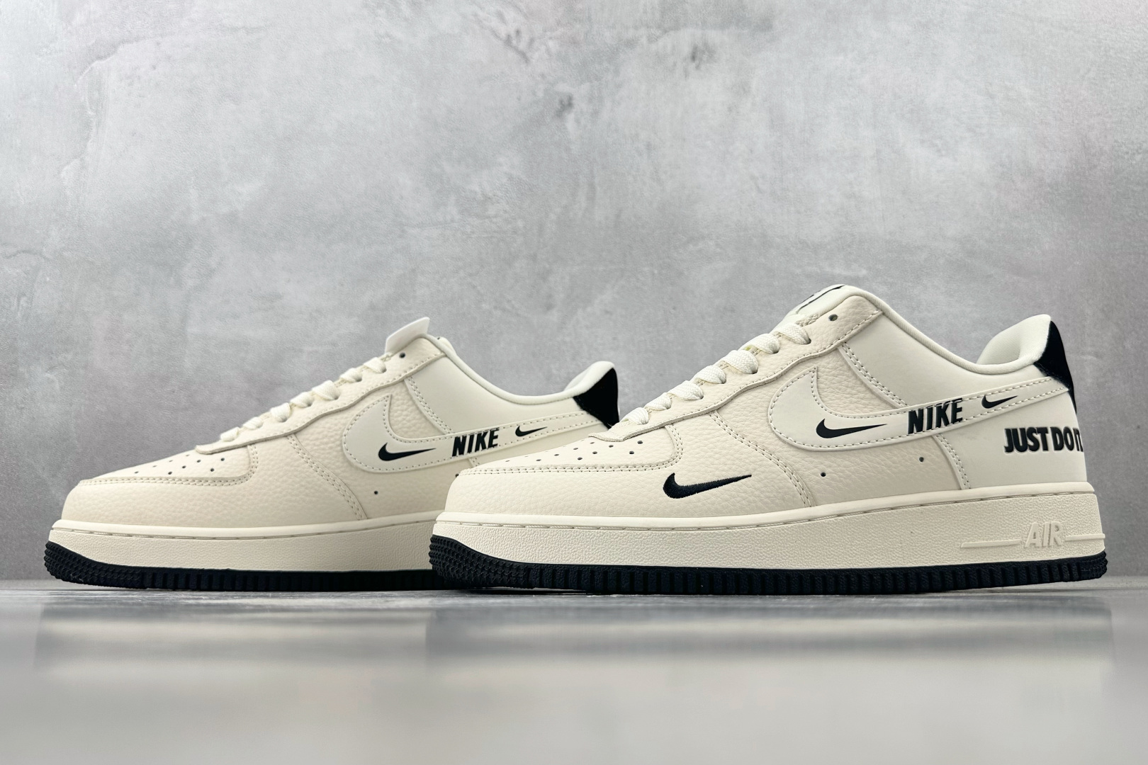 XC 
Nike Air Force 1'07 NIKE 联名 米白黑

货号：DF0188 054
尺