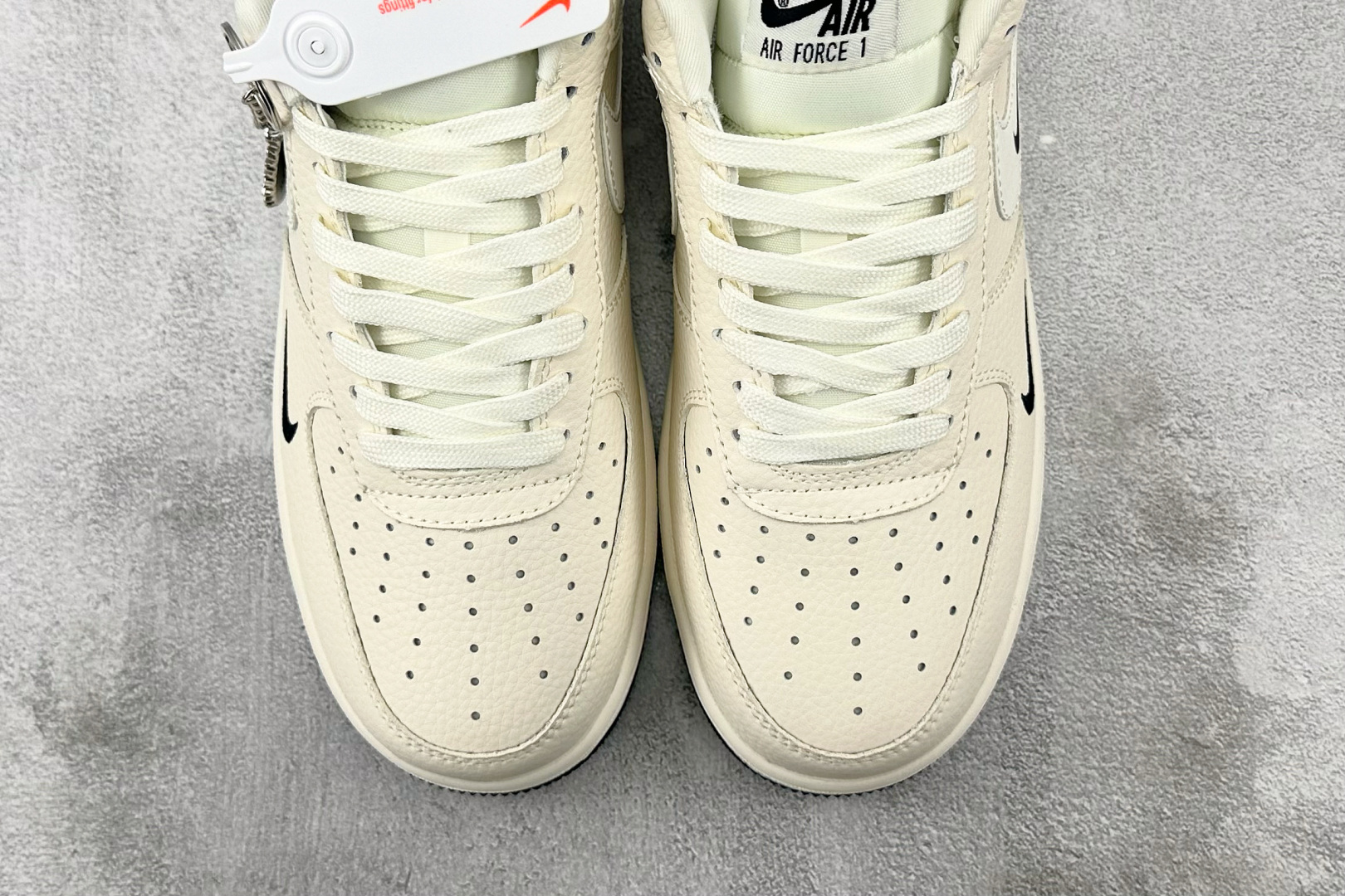 XC 
Nike Air Force 1'07 NIKE 联名 米白黑

货号：DF0188 054
尺