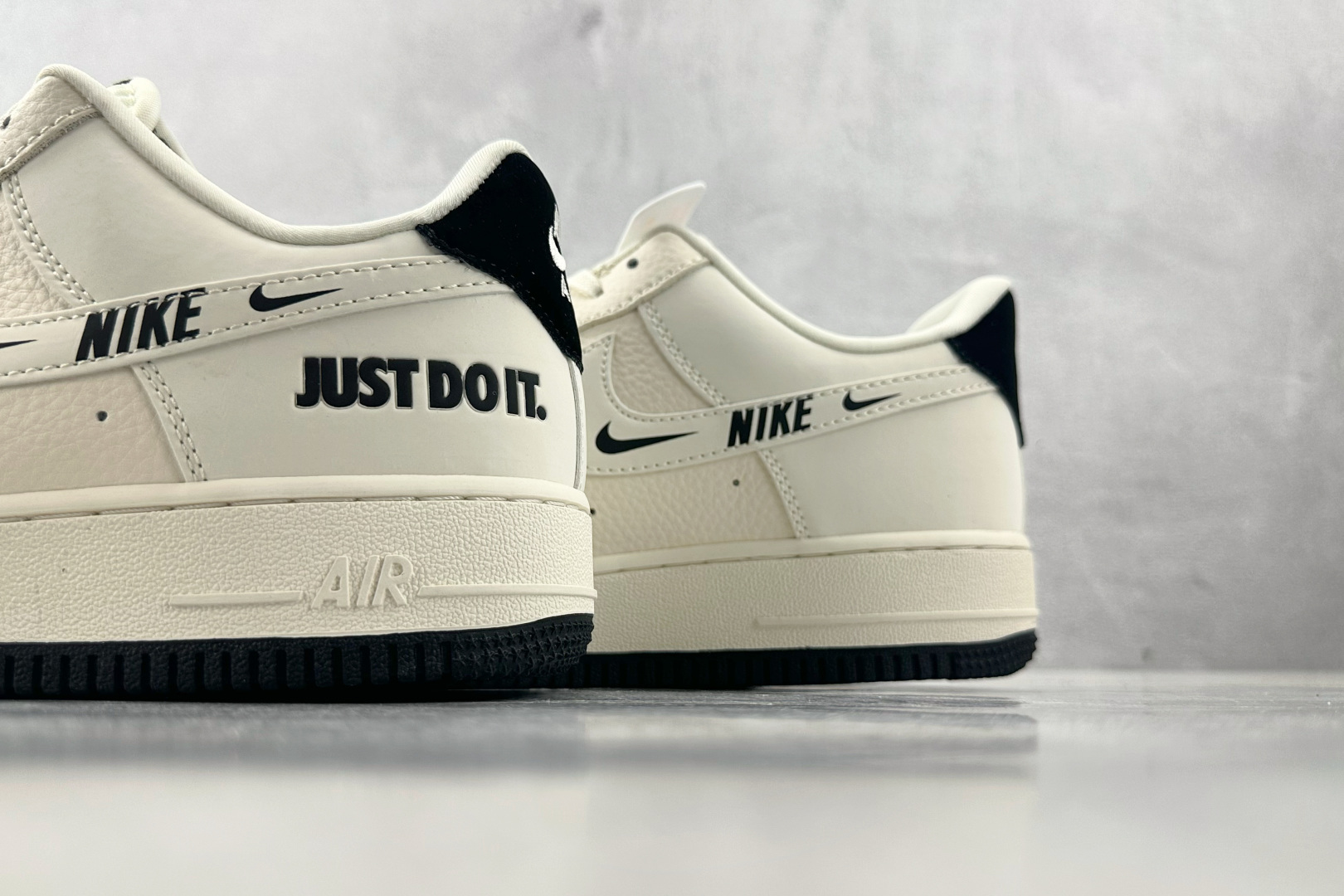 XC 
Nike Air Force 1'07 NIKE 联名 米白黑

货号：DF0188 054
尺