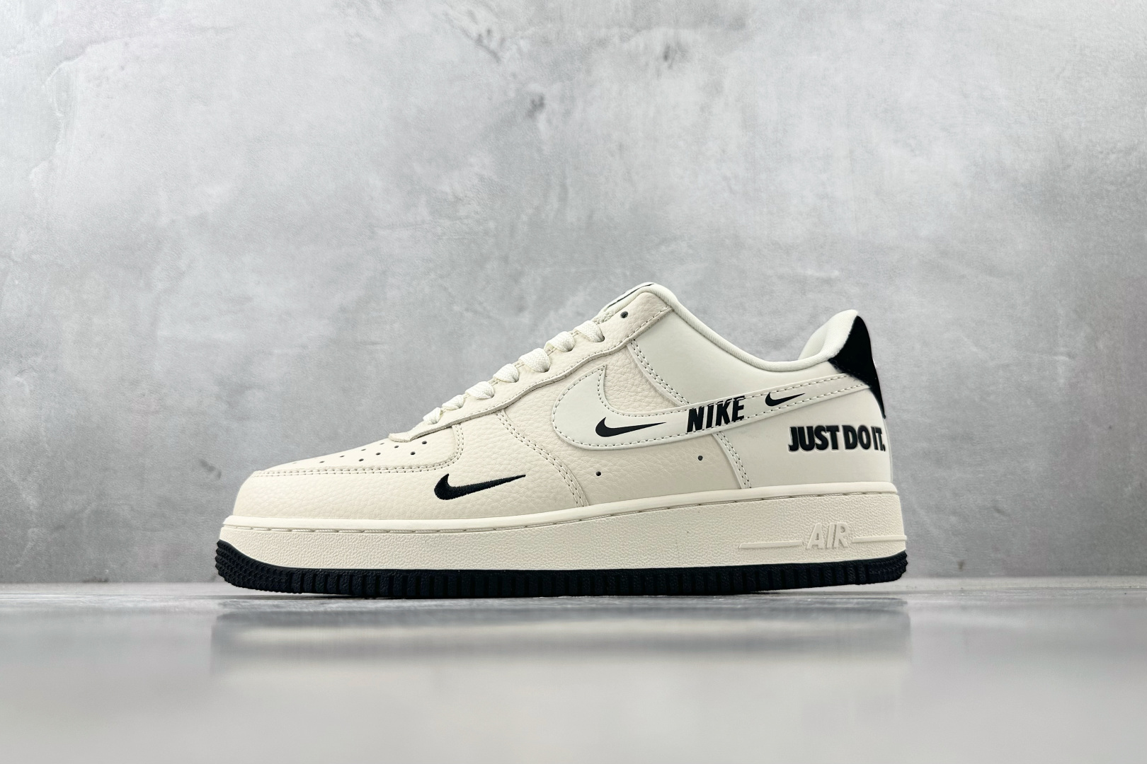 XC 
Nike Air Force 1'07 NIKE 联名 米白黑

货号：DF0188 054
尺