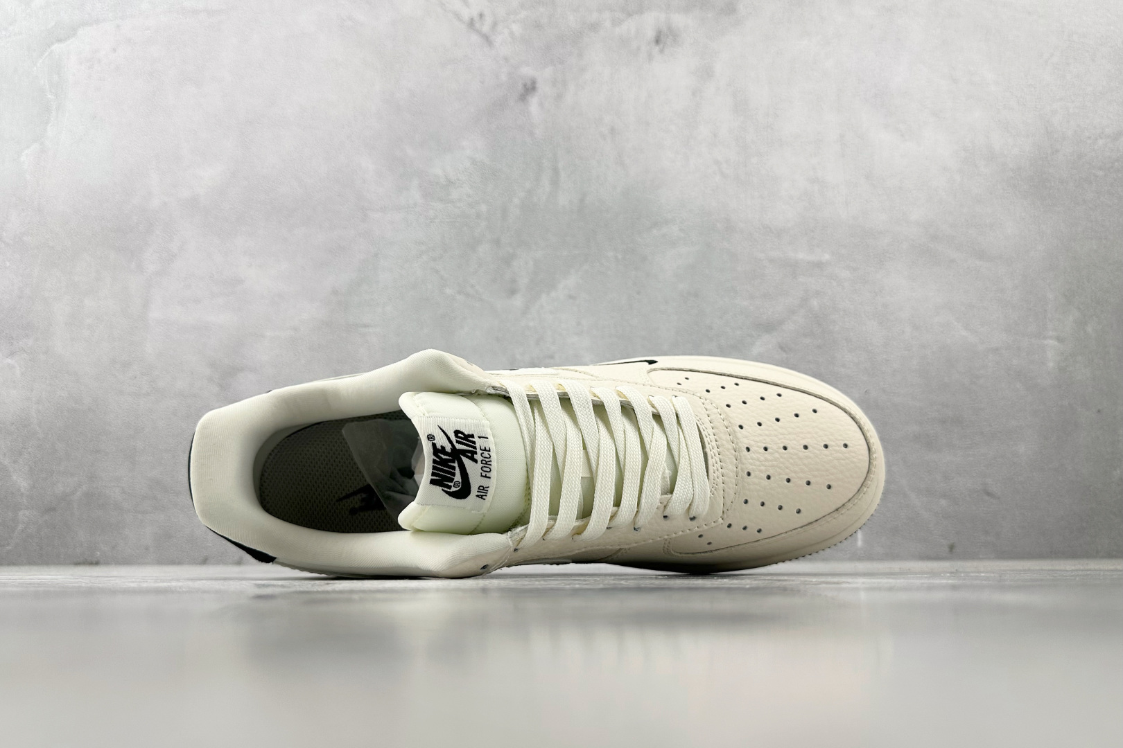 XC 
Nike Air Force 1'07 NIKE 联名 米白黑

货号：DF0188 054
尺