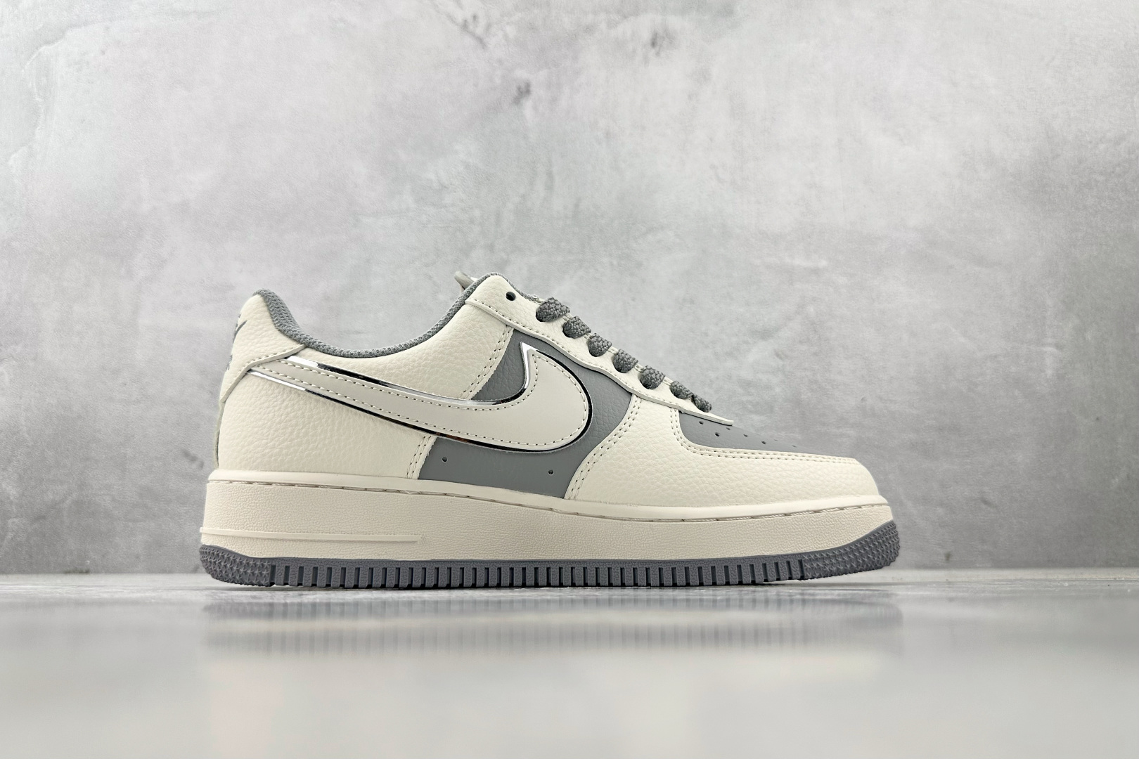 XC 
Nike Air Force 1'07 Supreme 联名 米白灰

货号：HH7518 05