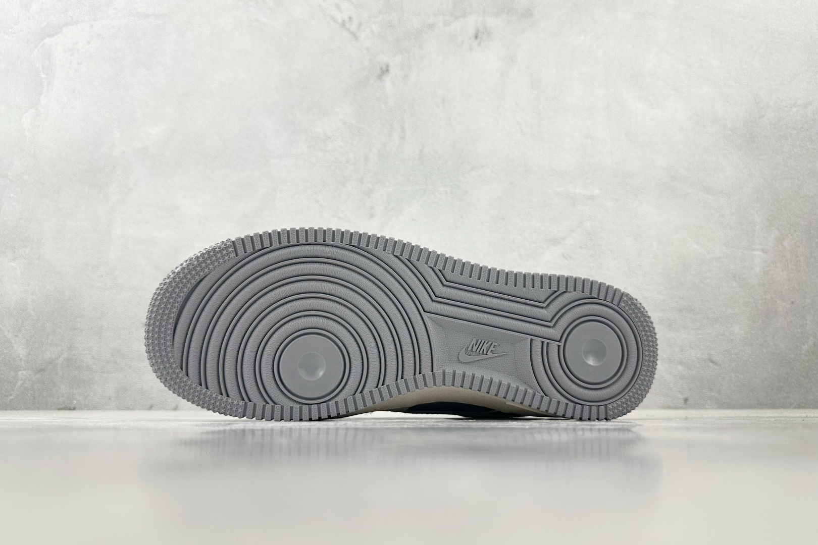 XC 
Nike Air Force 1'07 Supreme 联名 米白灰

货号：HH7518 05
