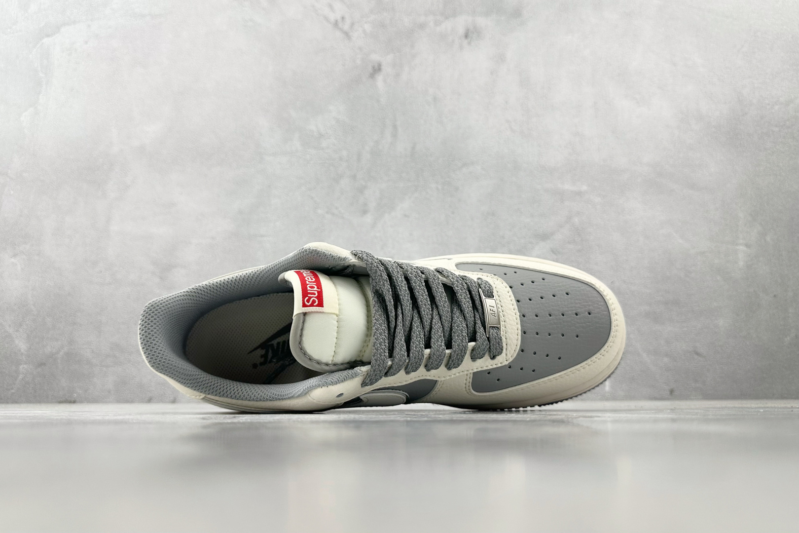 XC 
Nike Air Force 1'07 Supreme 联名 米白灰

货号：HH7518 05