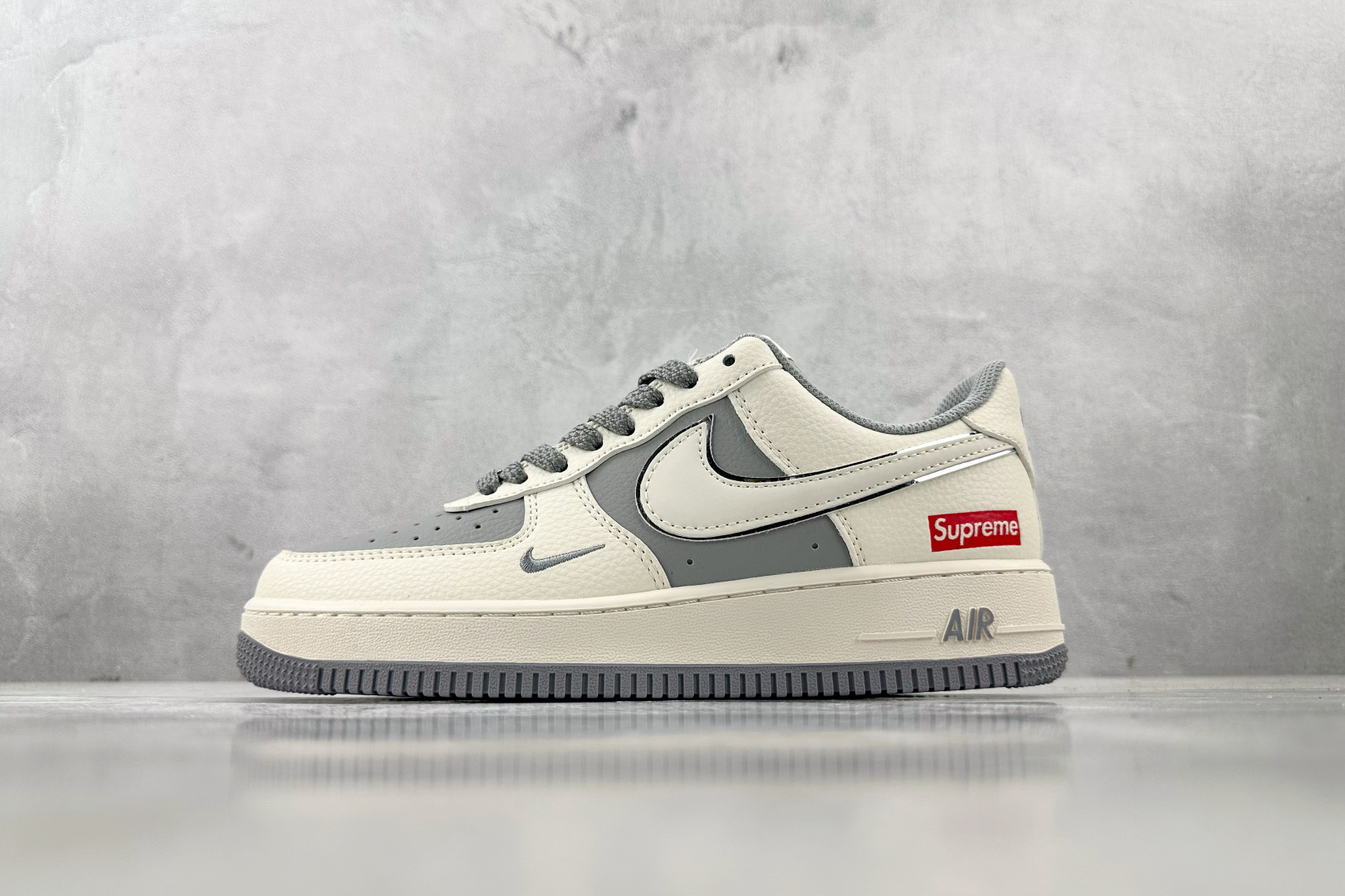 XC 
Nike Air Force 1'07 Supreme 联名 米白灰

货号：HH7518 05