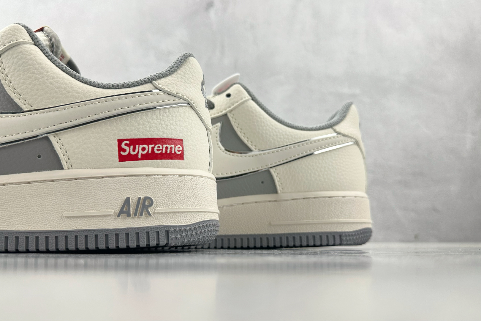 XC 
Nike Air Force 1'07 Supreme 联名 米白灰

货号：HH7518 05