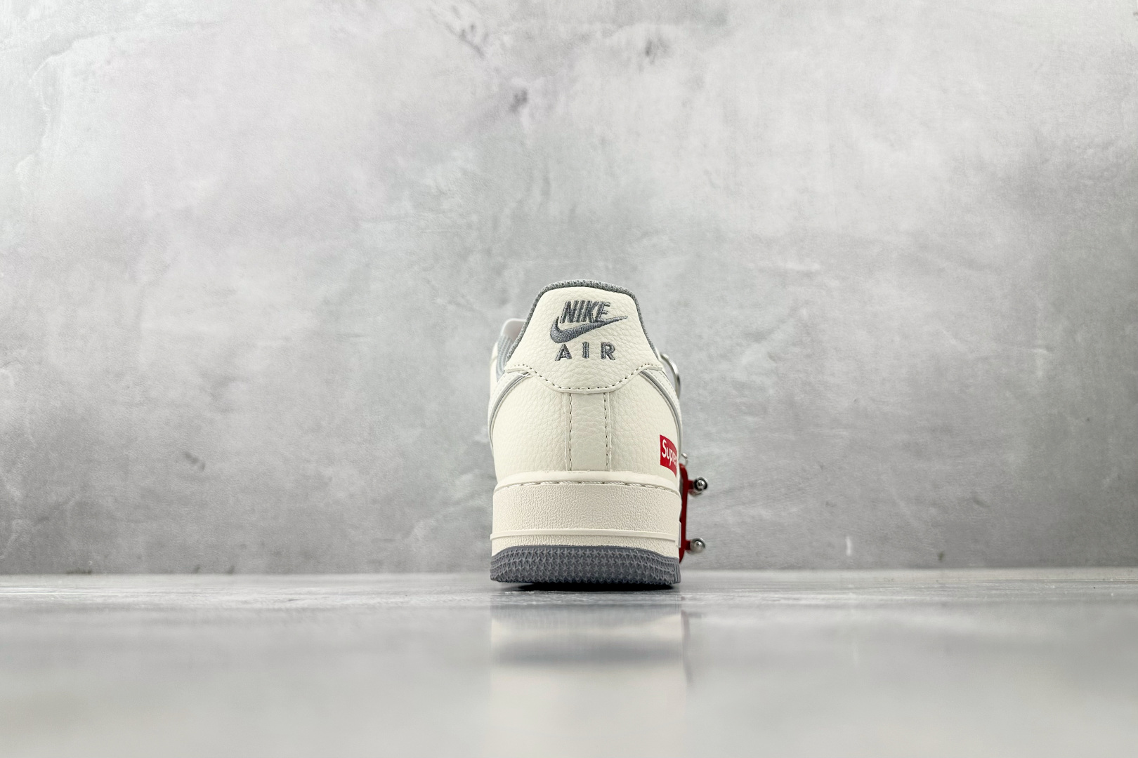 XC 
Nike Air Force 1'07 Supreme 联名 米白灰

货号：HH7518 05