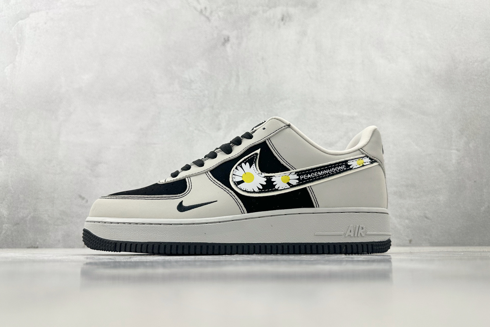 XC 
Nike Air Force 1'07 小雏菊 联名 灰黑

货号：DF0188 055
尺码：