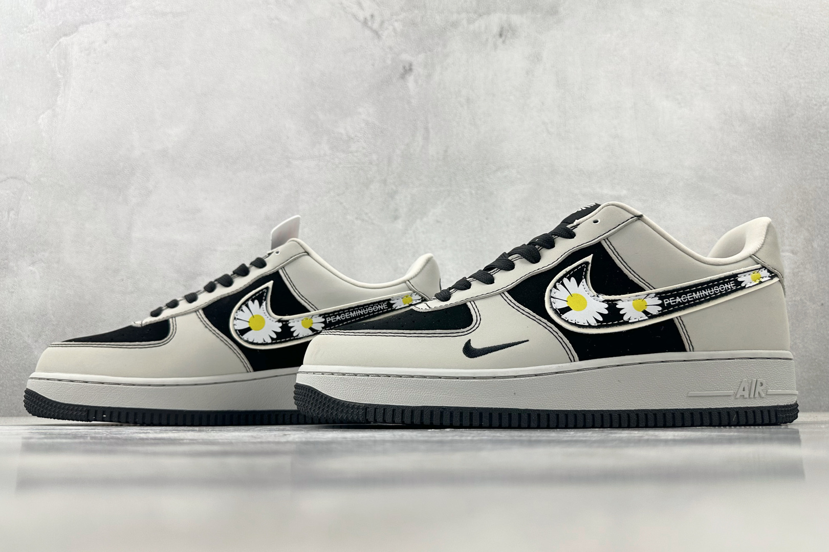 XC 
Nike Air Force 1'07 小雏菊 联名 灰黑

货号：DF0188 055
尺码：