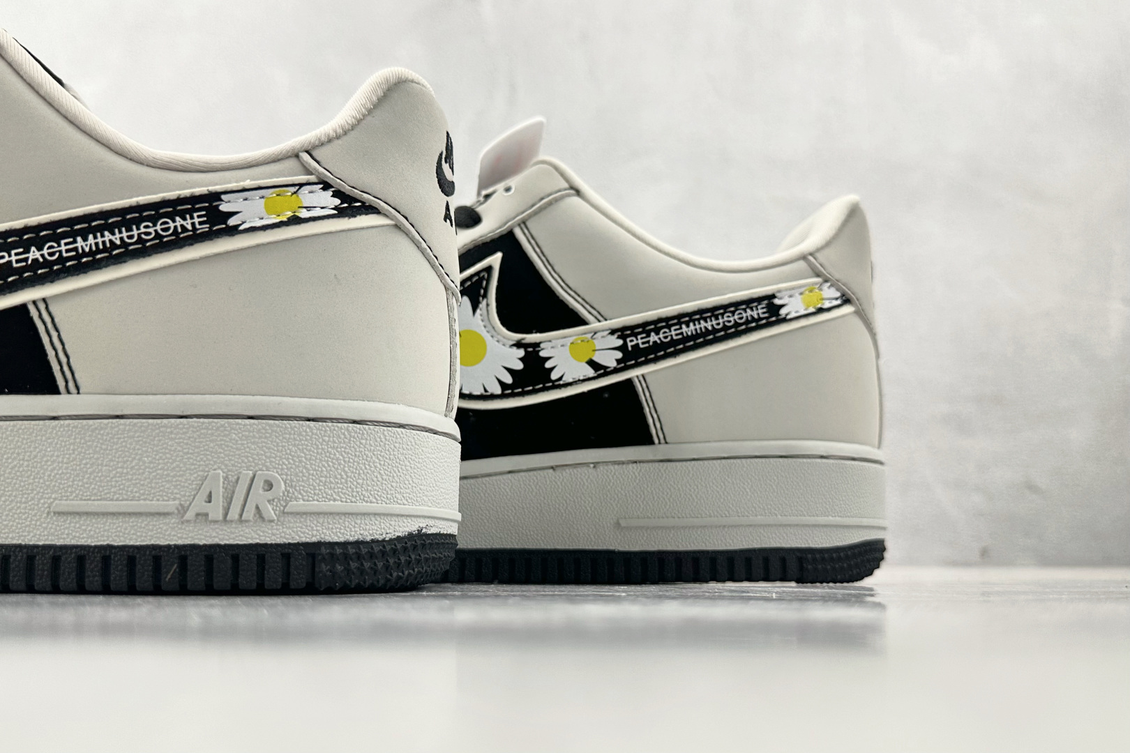 XC 
Nike Air Force 1'07 小雏菊 联名 灰黑

货号：DF0188 055
尺码：