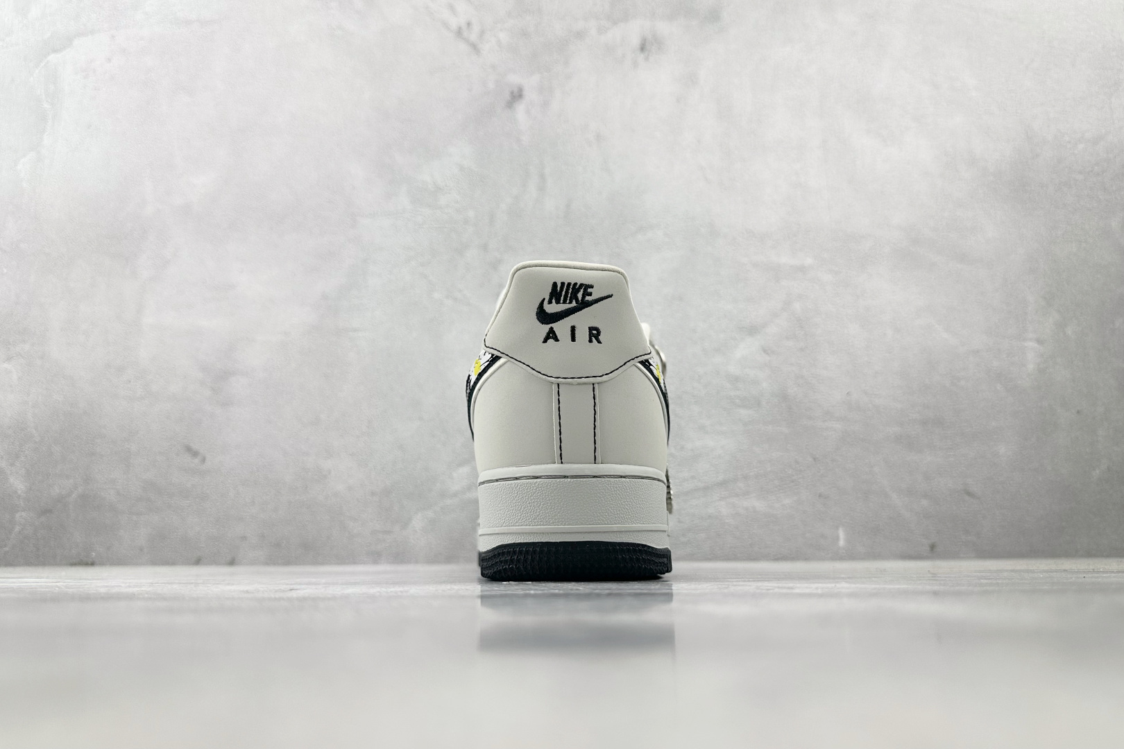 XC 
Nike Air Force 1'07 小雏菊 联名 灰黑

货号：DF0188 055
尺码：