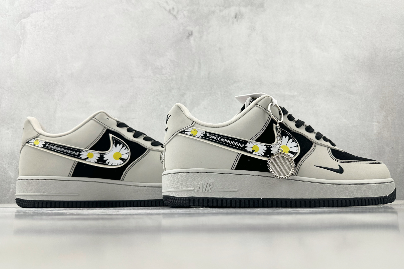 XC 
Nike Air Force 1'07 小雏菊 联名 灰黑

货号：DF0188 055
尺码：