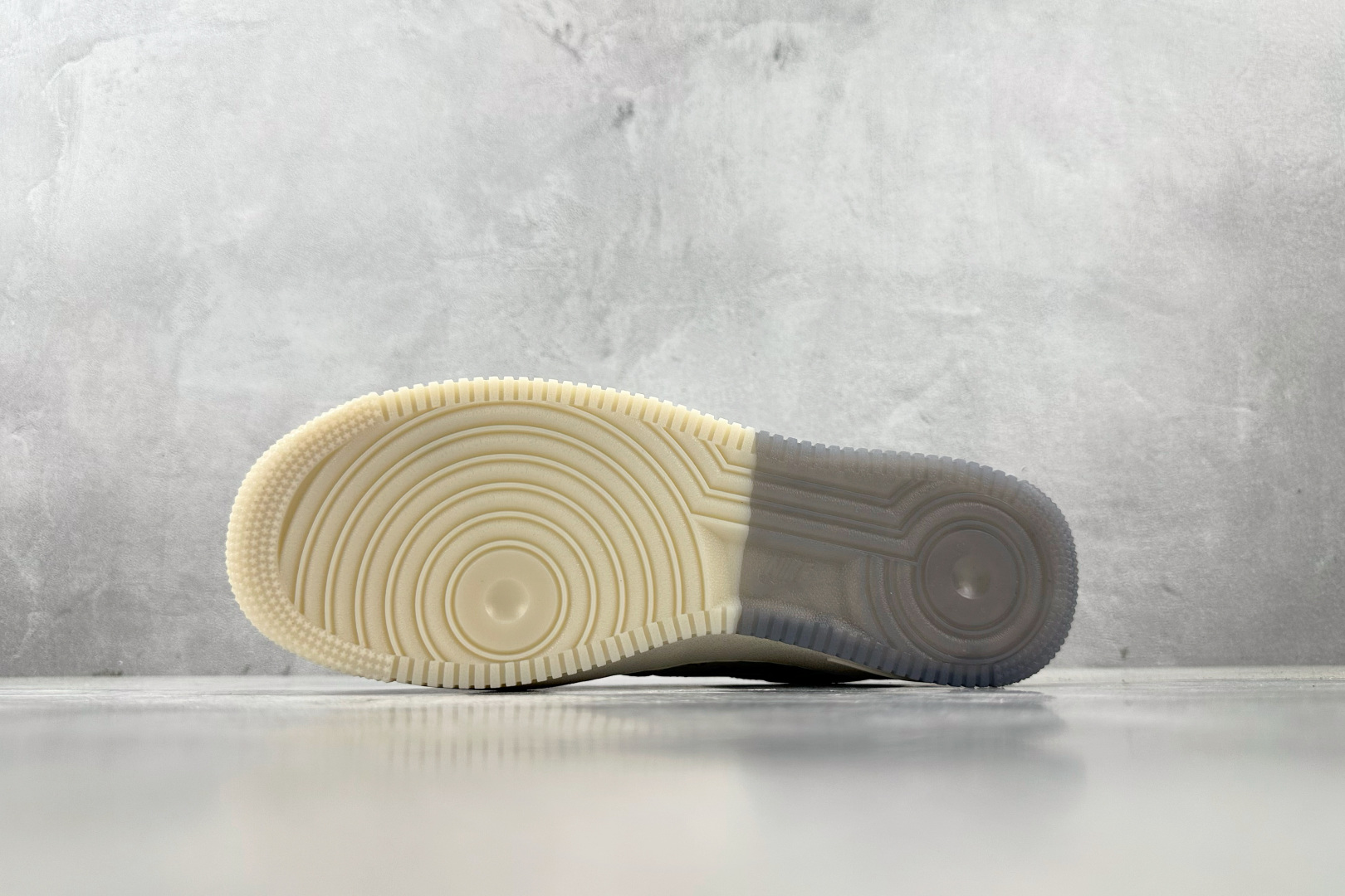 XC 
Nike Air Force 1'07 Supreme 联名 米白灰

货号：HH7518 07