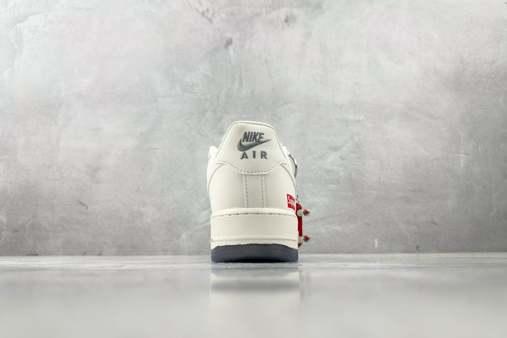 XC 
Nike Air Force 1'07 Supreme 联名 米白灰

货号：HH7518 07