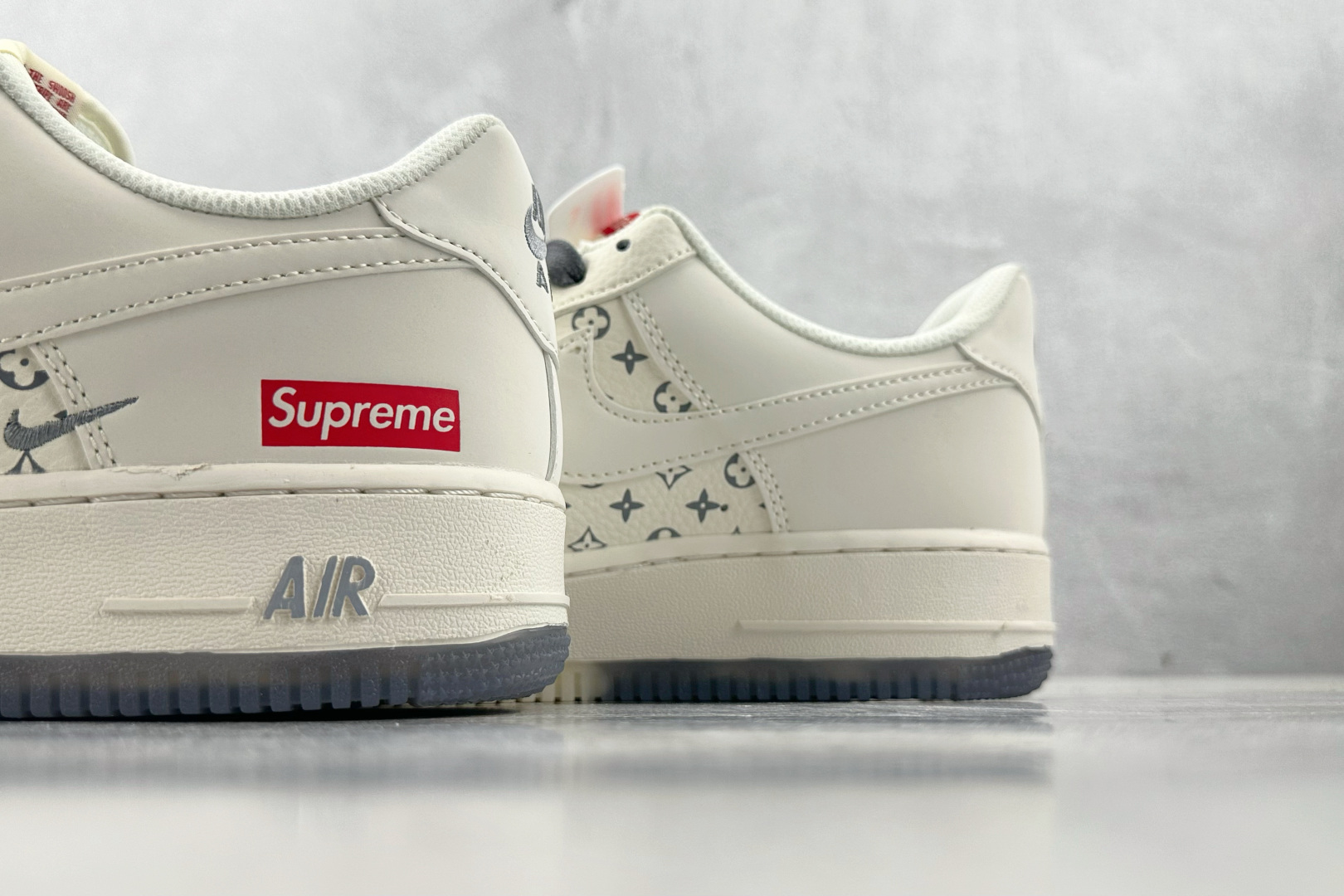 XC 
Nike Air Force 1'07 Supreme 联名 米白灰

货号：HH7518 07