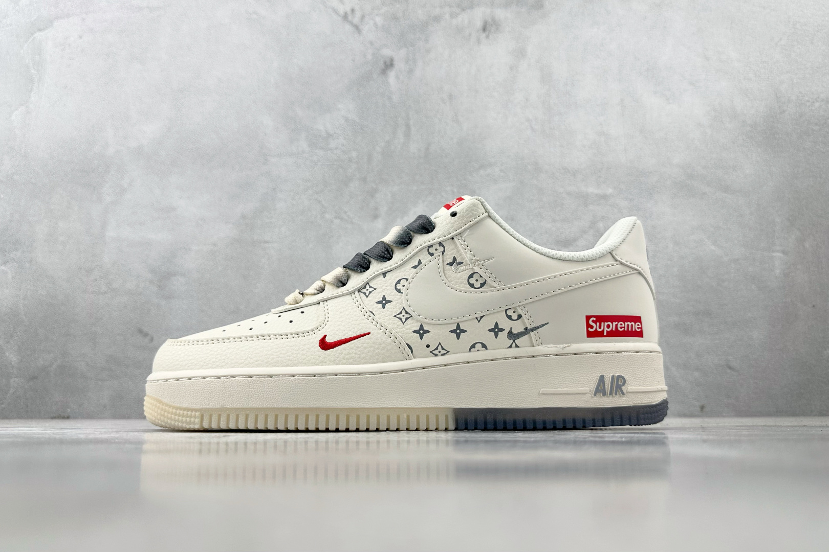 XC 
Nike Air Force 1'07 Supreme 联名 米白灰

货号：HH7518 07