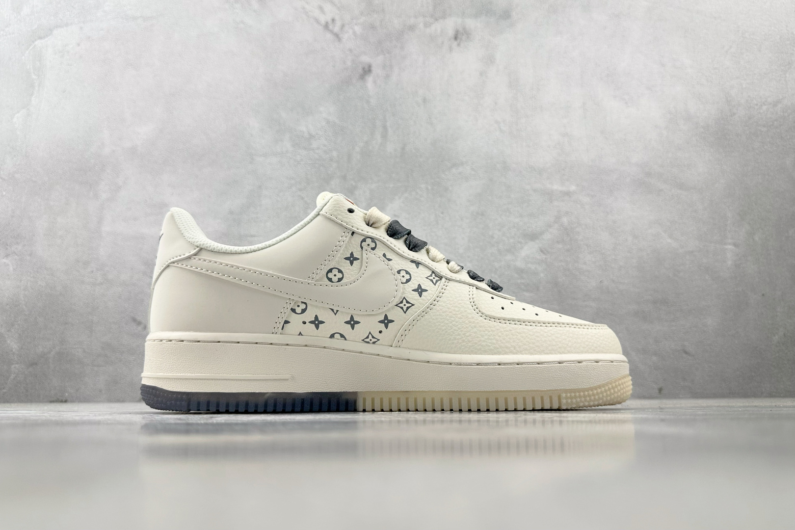 XC 
Nike Air Force 1'07 Supreme 联名 米白灰

货号：HH7518 07