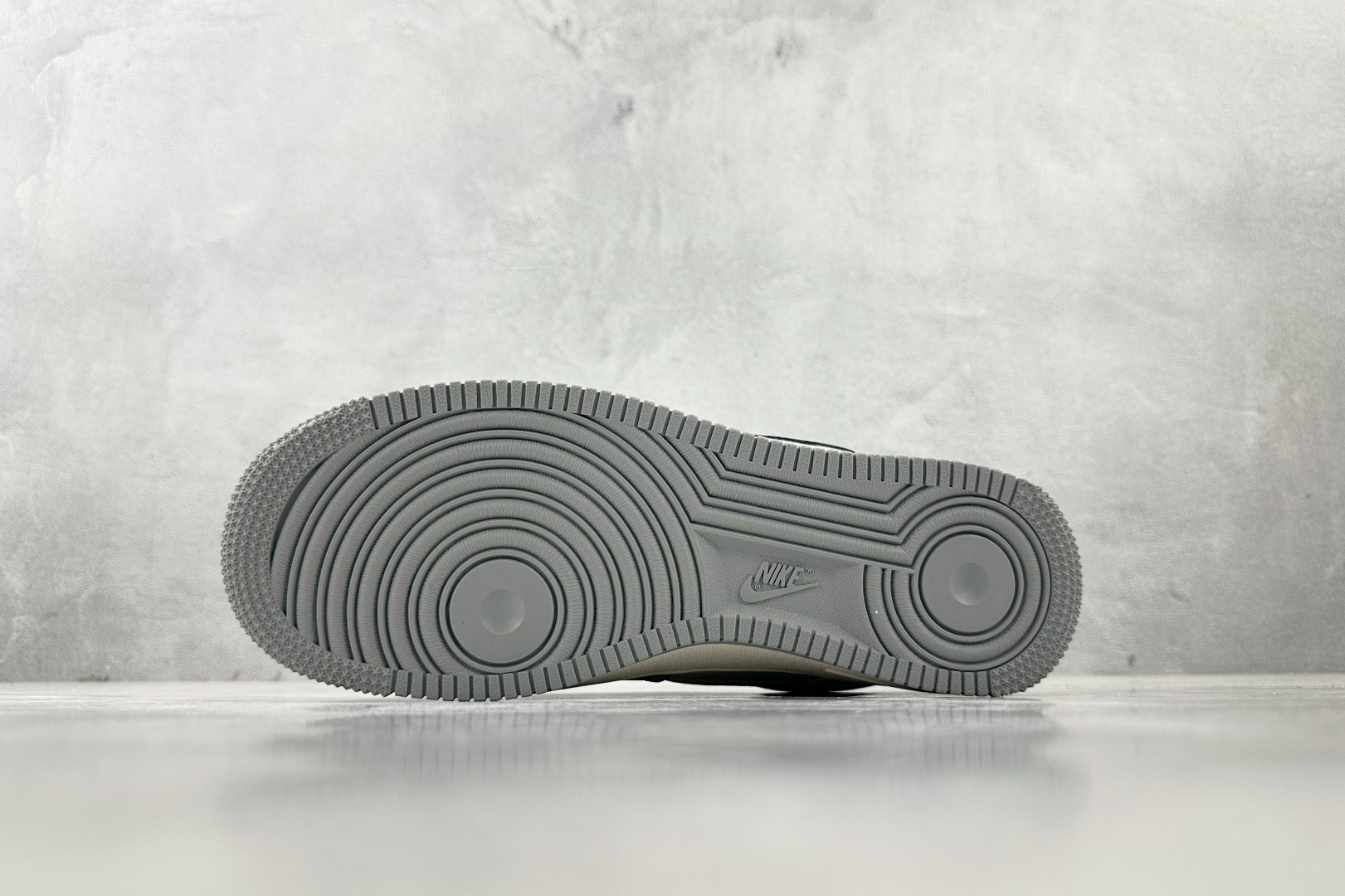 XC 
Nike Air Force 1'07 GUCCI 联名 灰白

货号：XS1958 543
尺