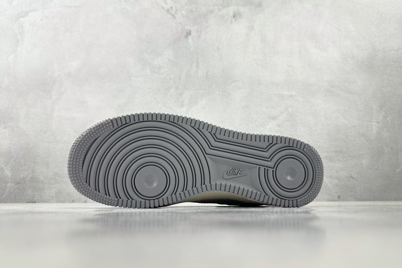 XC 
Nike Air Force 1'07 斯图西 联名 米白灰

货号：HH7518 064
尺码