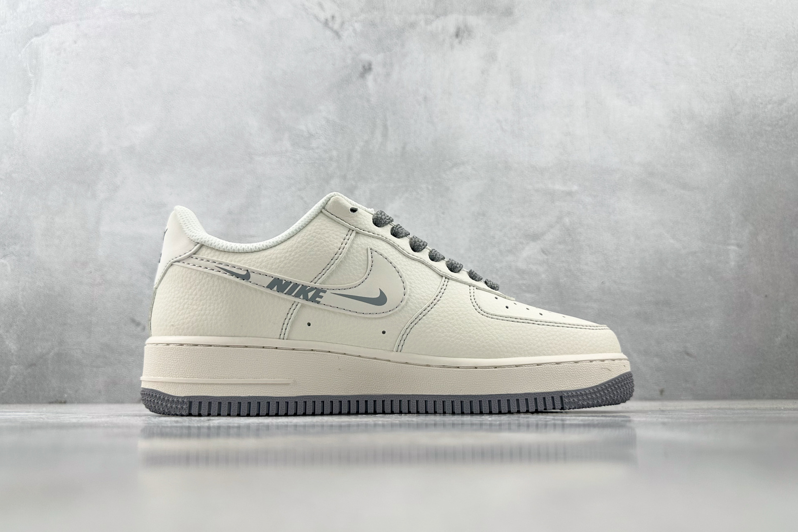 XC 
Nike Air Force 1'07 斯图西 联名 米白灰

货号：HH7518 064
尺码