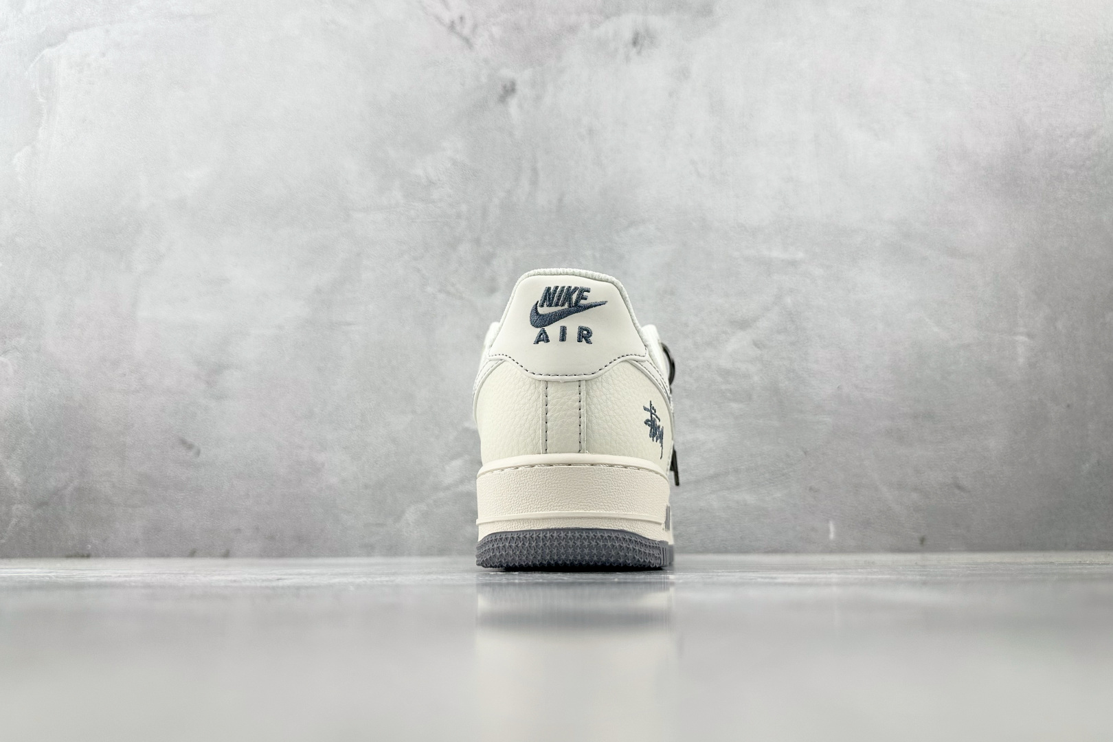 XC 
Nike Air Force 1'07 斯图西 联名 米白灰

货号：HH7518 064
尺码