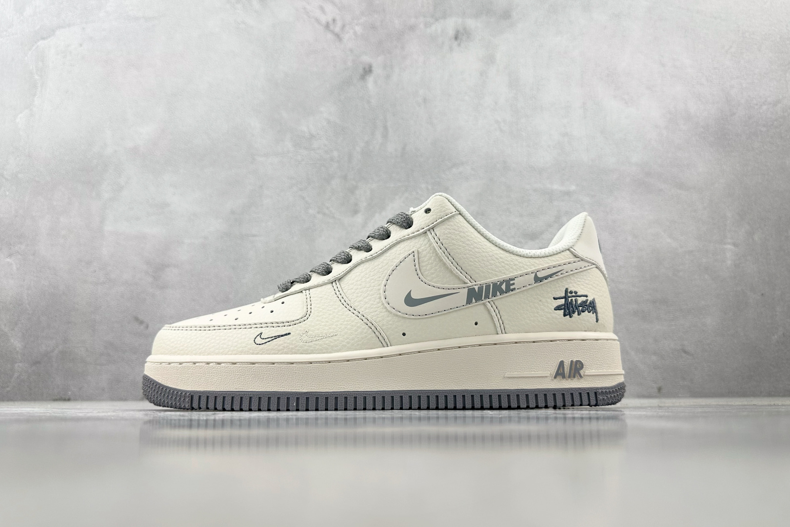 XC 
Nike Air Force 1'07 斯图西 联名 米白灰

货号：HH7518 064
尺码