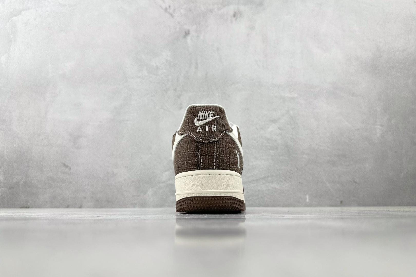 XC 
Nike Air Force 1'07 LV 联名 棕白

货号：XS1958 552
尺码：3