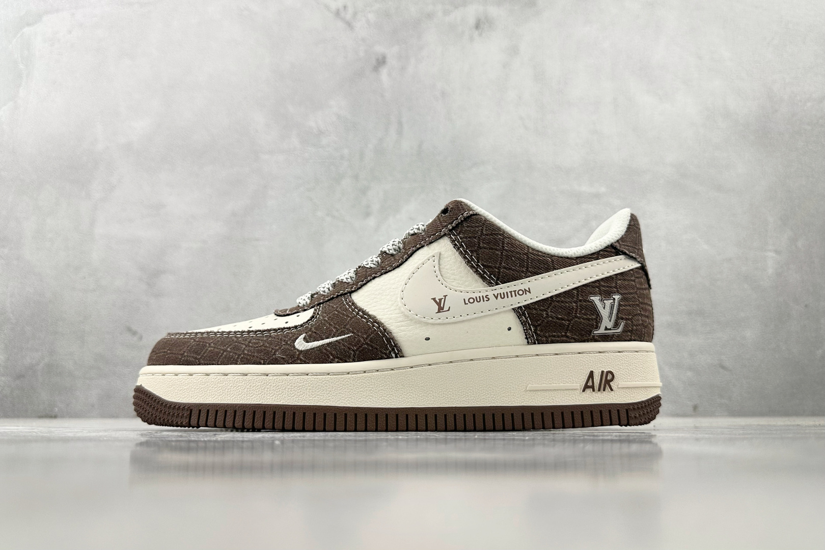 XC 
Nike Air Force 1'07 LV 联名 棕白

货号：XS1958 552
尺码：3