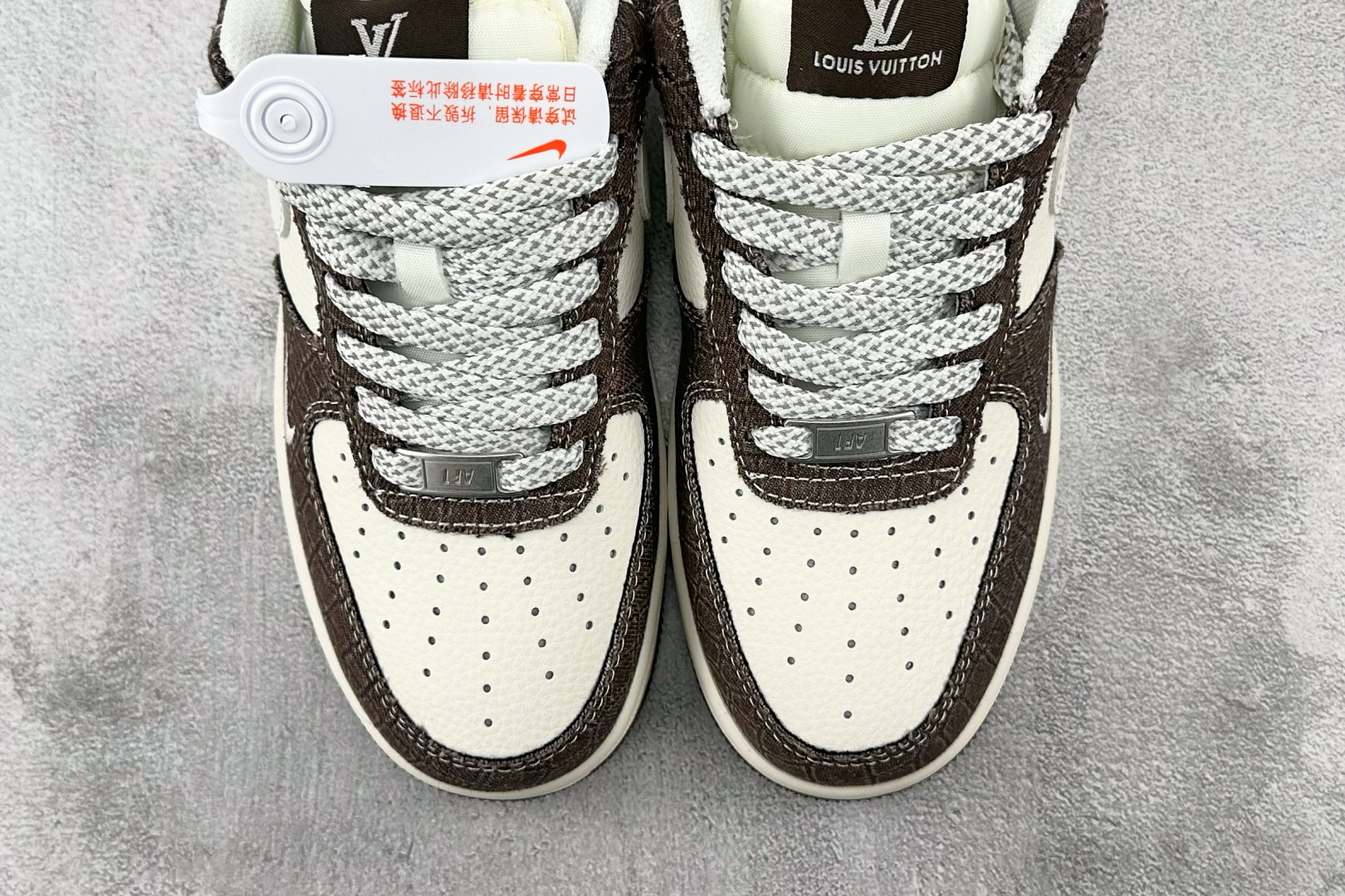 XC 
Nike Air Force 1'07 LV 联名 棕白

货号：XS1958 552
尺码：3