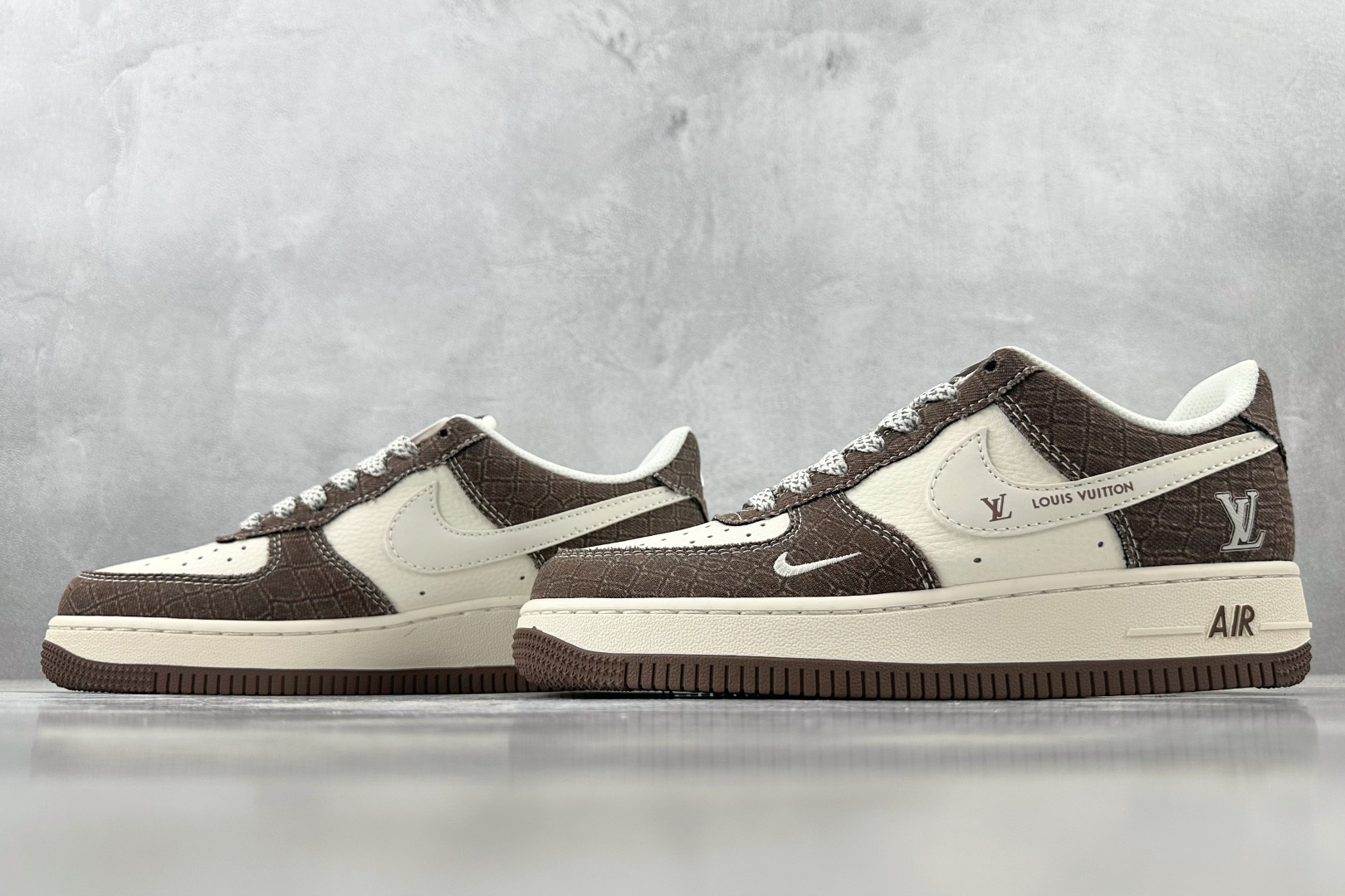 XC 
Nike Air Force 1'07 LV 联名 棕白

货号：XS1958 552
尺码：3