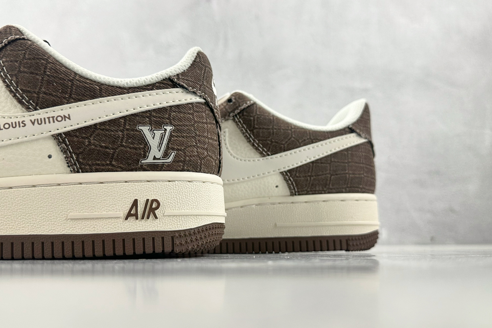 XC 
Nike Air Force 1'07 LV 联名 棕白

货号：XS1958 552
尺码：3