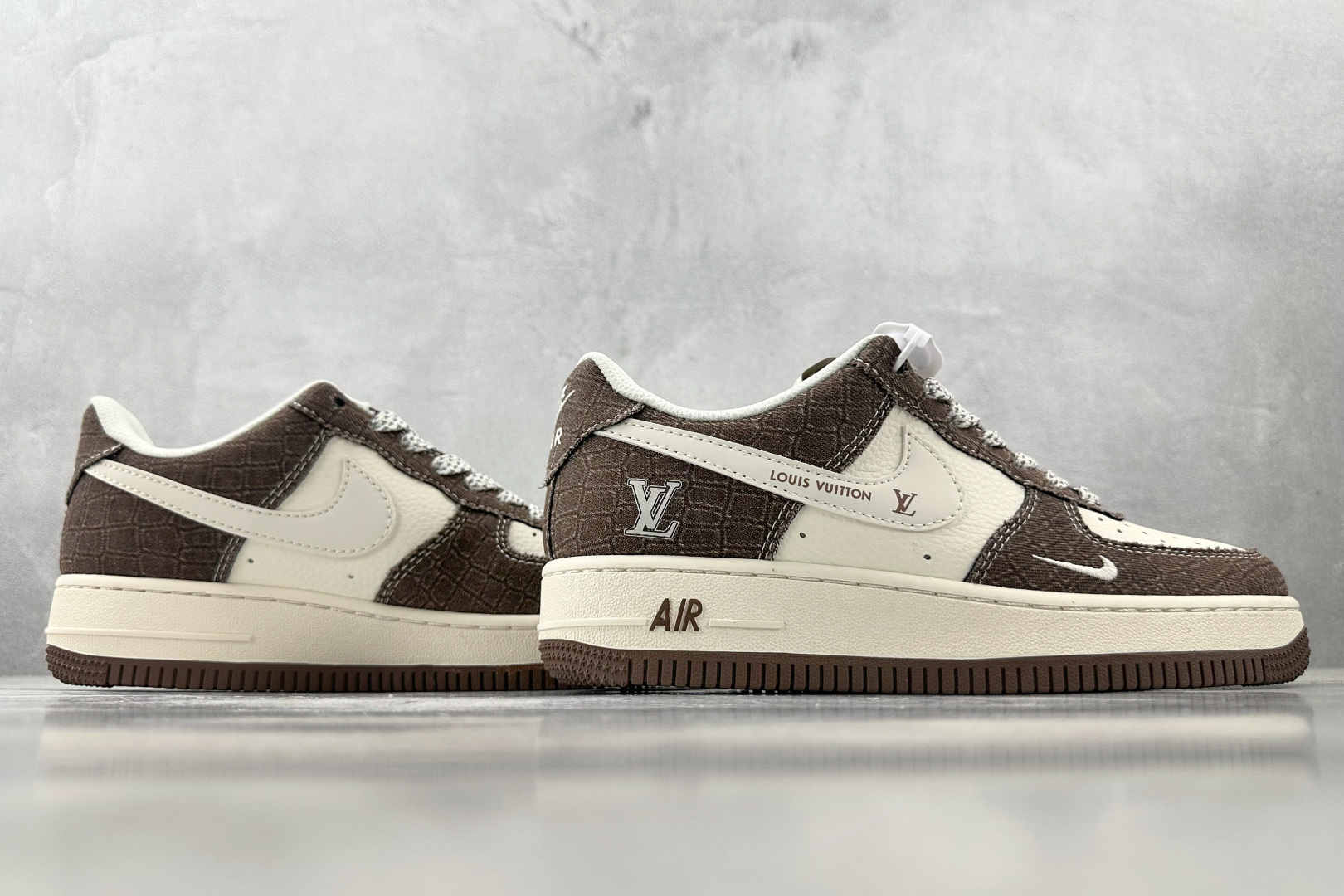 XC 
Nike Air Force 1'07 LV 联名 棕白

货号：XS1958 552
尺码：3