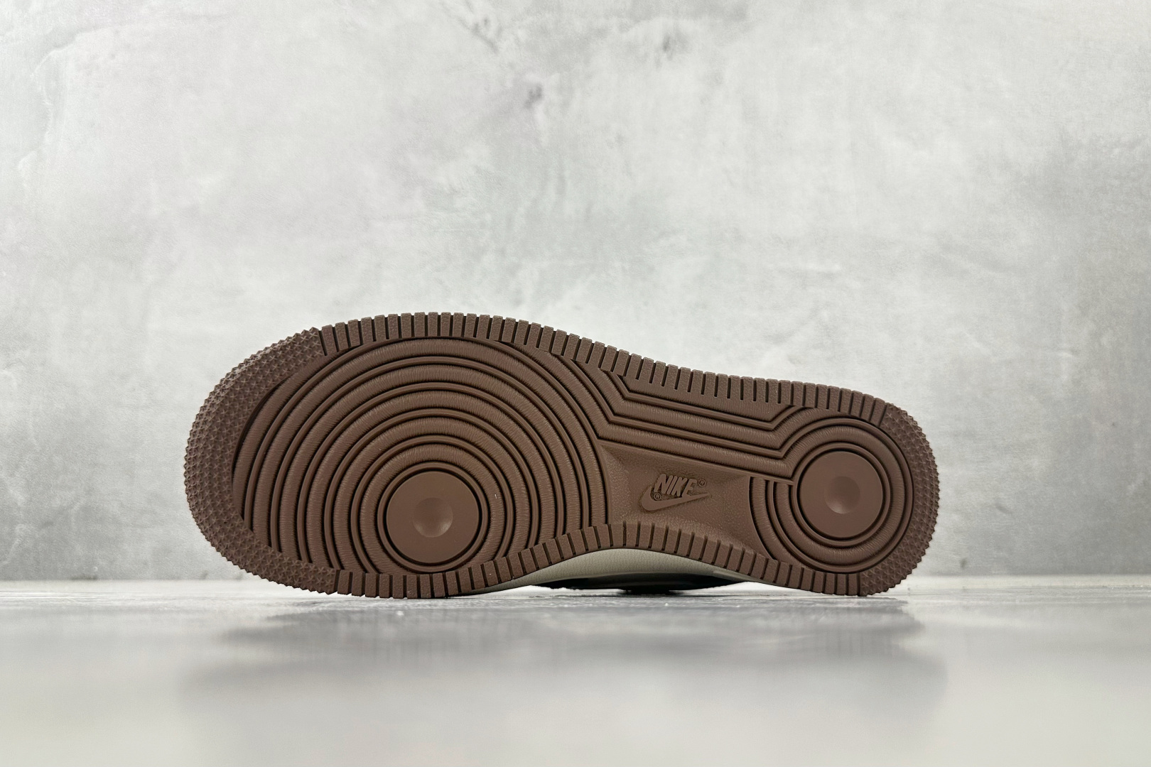 XC 
Nike Air Force 1'07 LV 联名 棕白

货号：XS1958 552
尺码：3