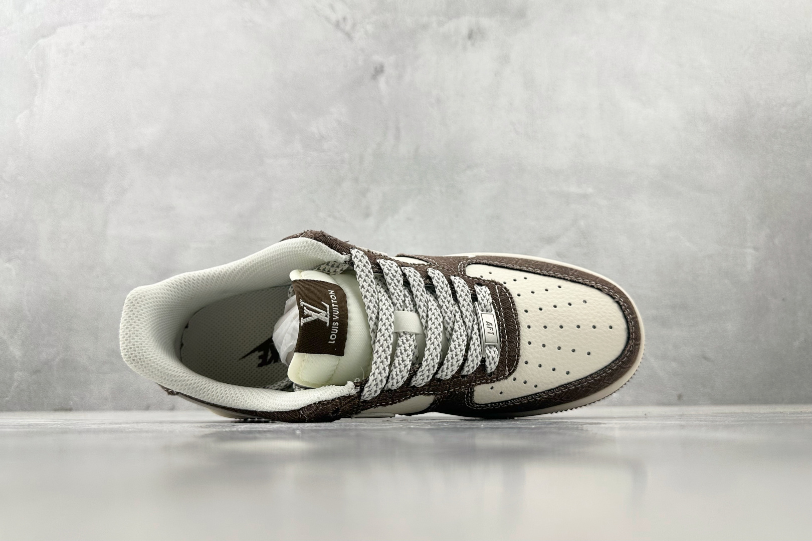 XC 
Nike Air Force 1'07 LV 联名 棕白

货号：XS1958 552
尺码：3