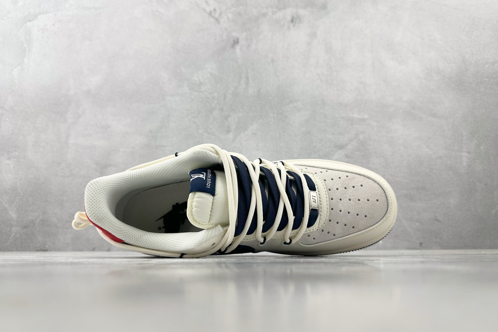 XC 
Nike Air Force 1'07 LV 联名 米白蓝

货号：DM6868 083
尺码：