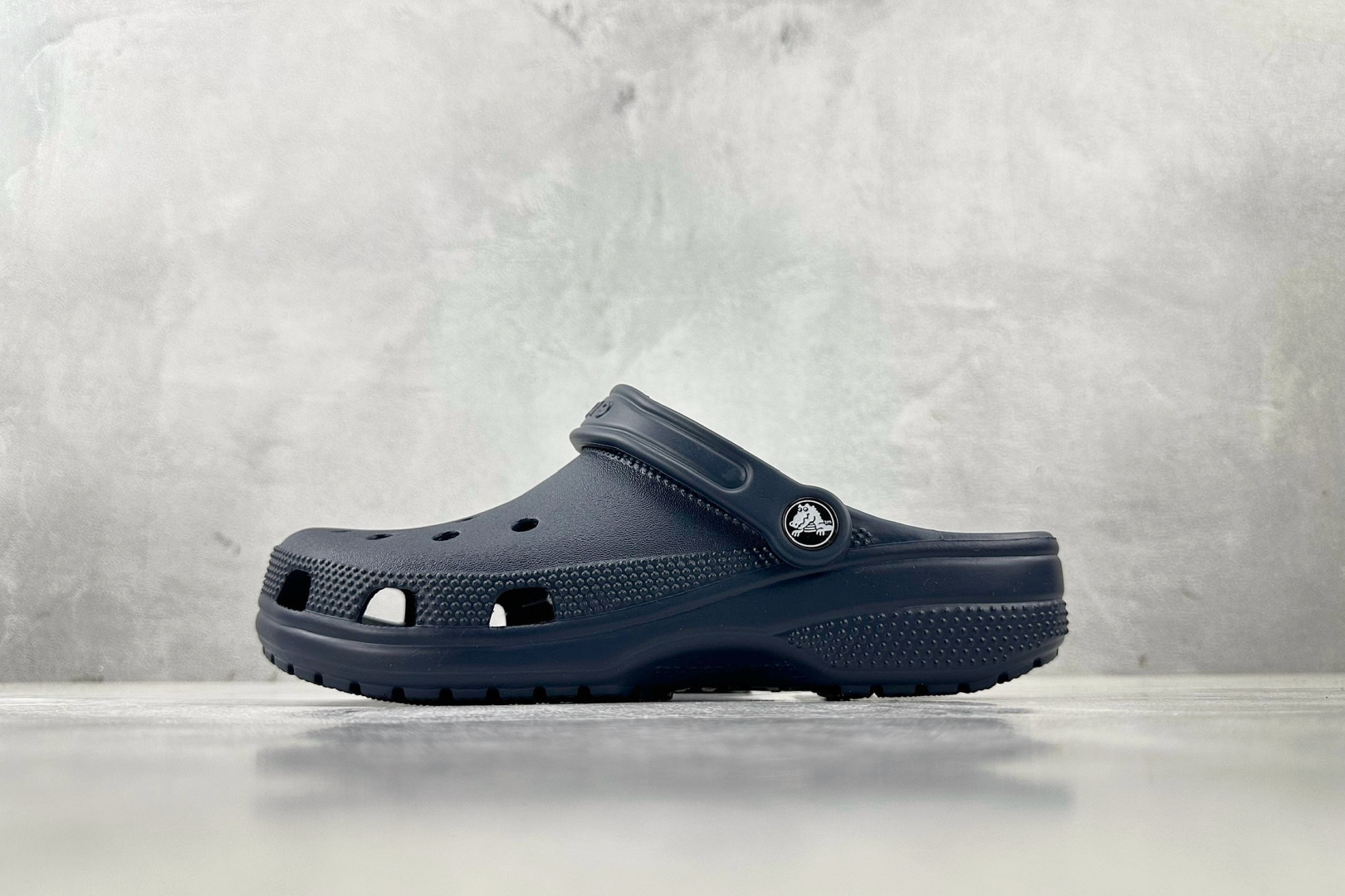 Crocs Classic Clog - Lightweight Comfort, Versatile Style, and Iconic Design 1 Crocs Classic Clog - Lightweight Comfort, Versatile Style, and Iconic Design