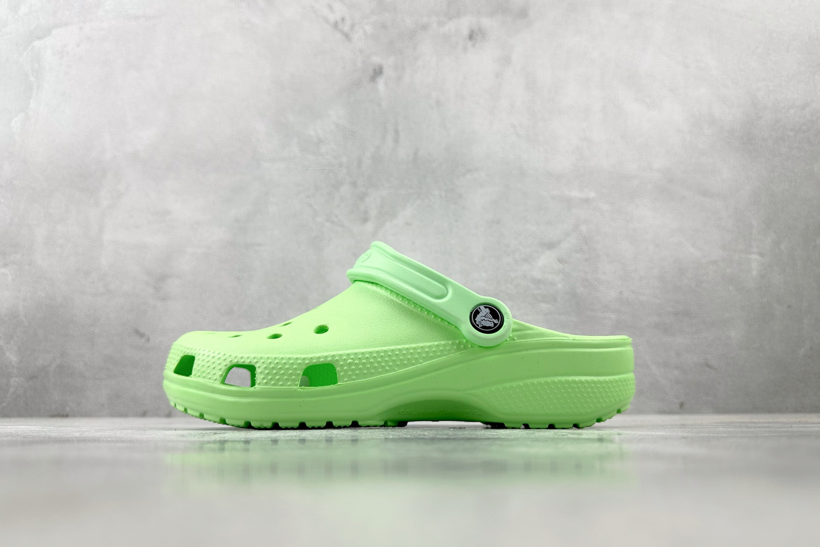 Crocs Classic Clog EVA Lime Green | Comfortable and Lightweight (Sizes 36-44) 2 cmp i1745516846456 5650 0 0