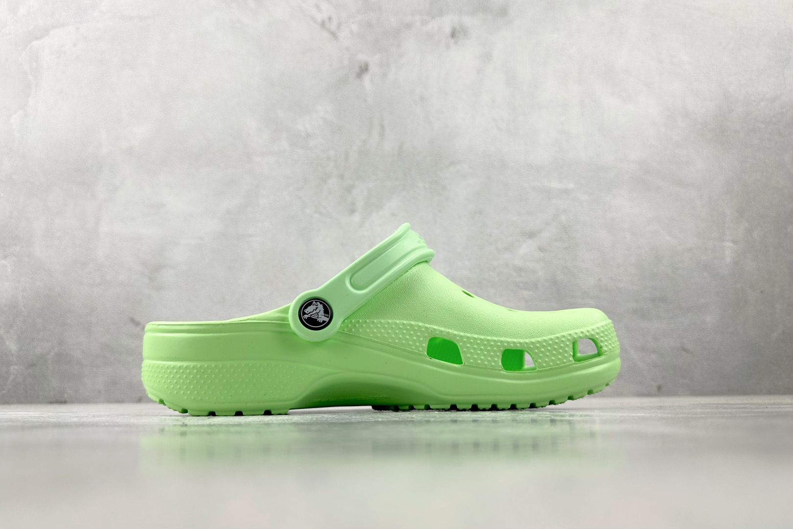 Crocs Classic Clog EVA Lime Green | Comfortable and Lightweight (Sizes 36-44) 3 cmp i1745516846461 7253 0 1