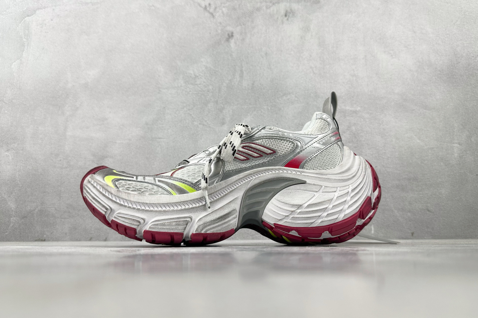 XA 
最新外贸批次 Balenciaga巴黎世家 10XL 银色

货号：W2MV29155
尺码：3